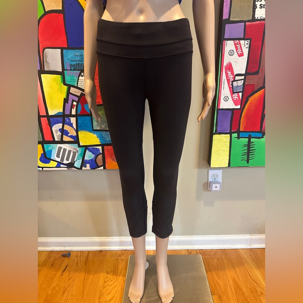Lululemon crop black ‘Atlantic’ mid-rise Legging, sz 4